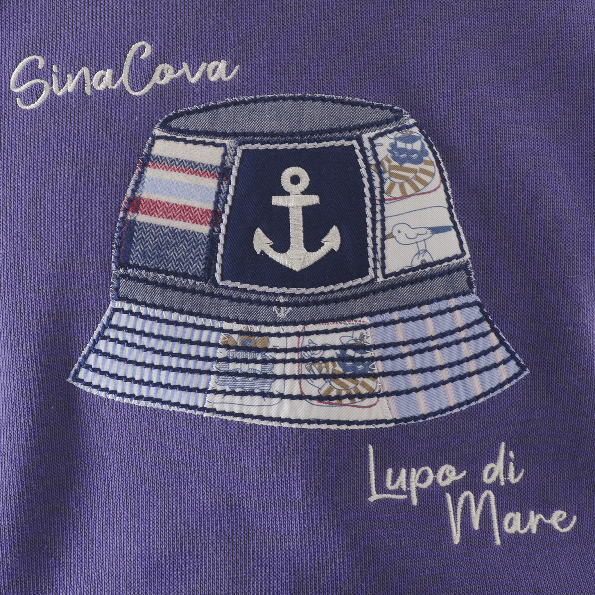 【公式】シナコバ (SINA COVA) クルーネックトレーナー 23220050 パープルの刺繡部分