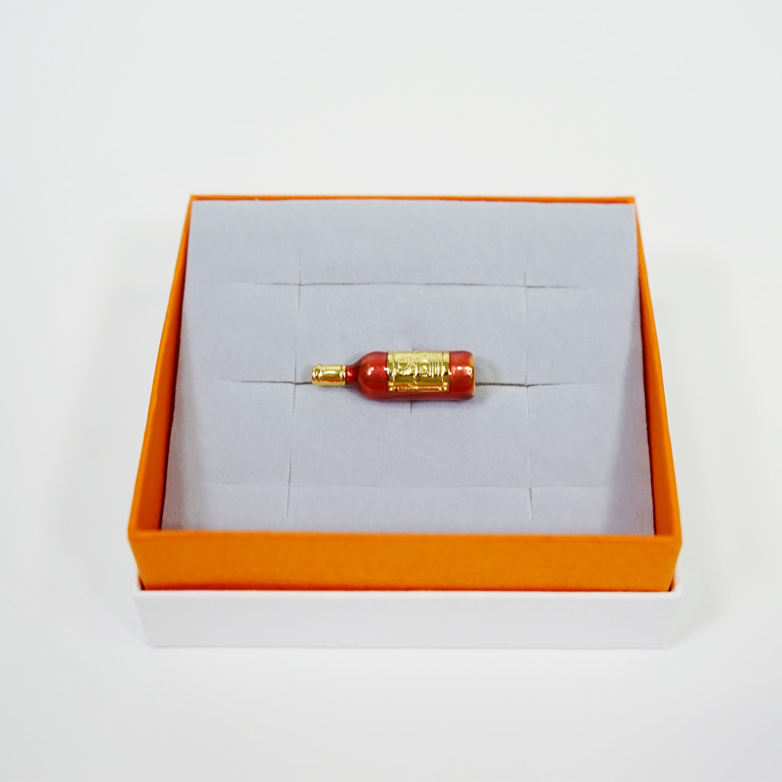 ラペルピン 赤ワイン 57002540