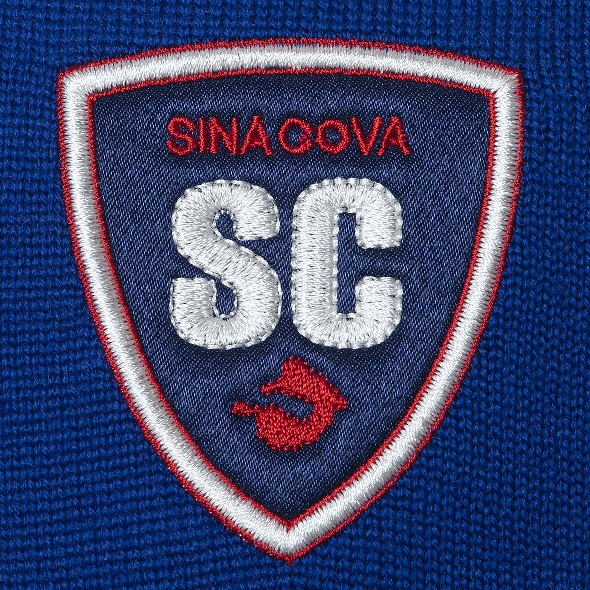 【公式】シナコバ (SINA COVA) ハーフジップセーター 21250030 ブルーのワッペン部分