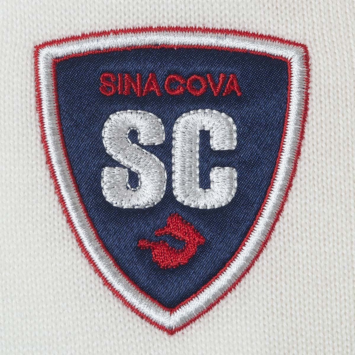 【公式】シナコバ (SINA COVA) ハーフジップセーター 21250030 ホワイトのワッペン部分
