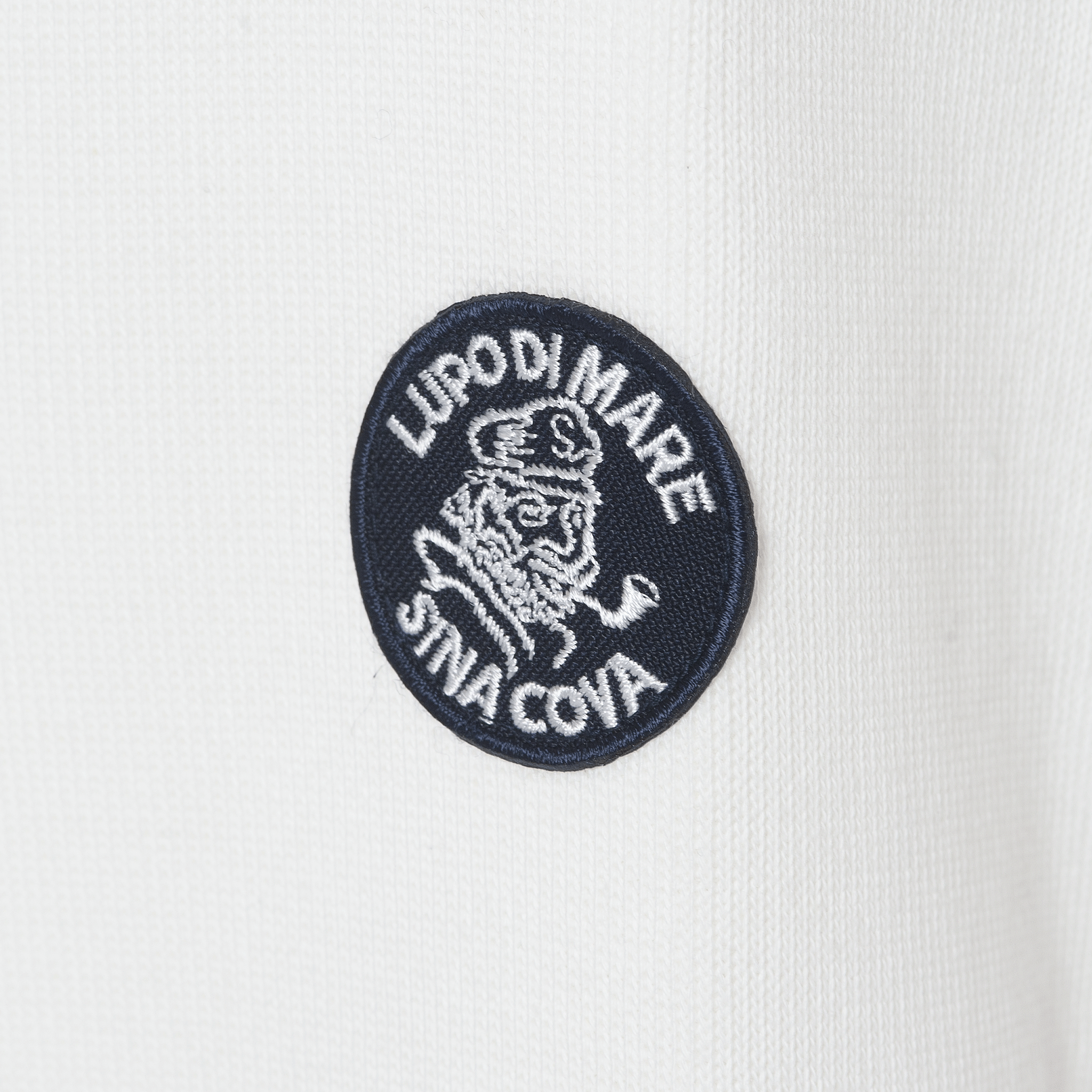 【公式】シナコバ (SINA COVA) クルーネックトレーナー 22220040 オフホワイトの小丸ワッペン